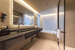 Grand Double Room | Bathroom | Shower, free toiletries, hair dryer, slippers - Bay Four Seasons Castle Hotel (Weihai)