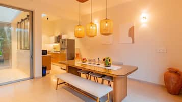 Deluxe-Villa, Balkon, Stadtblick | Speisen