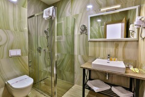 Phòng đôi hoặc 2 giường đơn phong cách cổ điển, ban công, quang cảnh hồ bơi | Phòng tắm