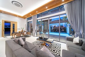 Habitación senior doble, vista al patio | Instalaciones de cocina compartida