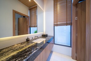 Senior tweepersoonskamer, uitzicht op de binnenplaats | Badkamer