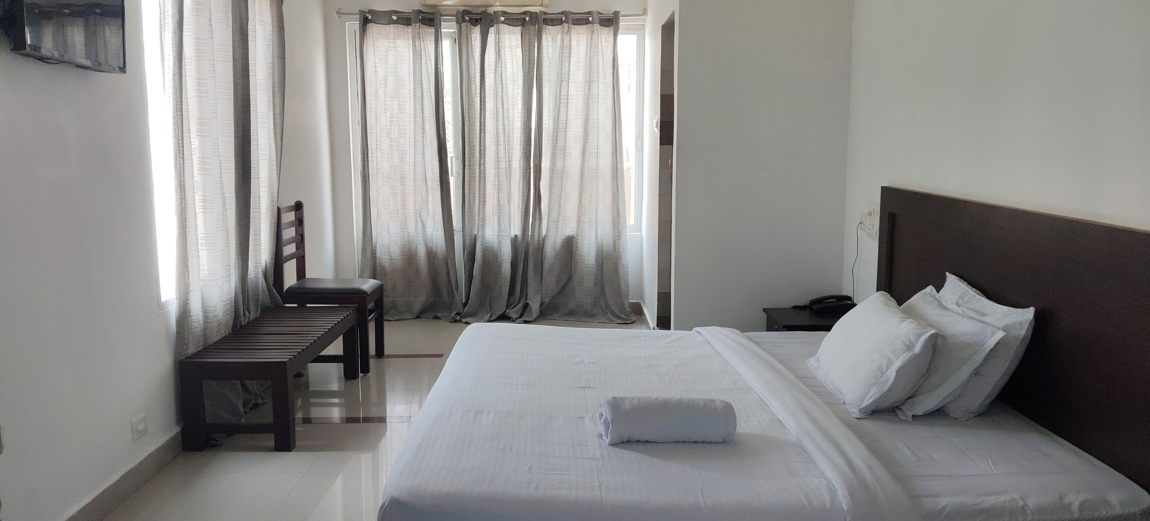 Deluxe Double Room, Balcony | Bathroom | Shower, towels, soap, shampoo