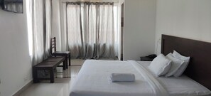 Deluxe Double Room, Balcony | Bathroom | Shower, towels, soap, shampoo - WHITE FORT THEKKADY (Kumily)