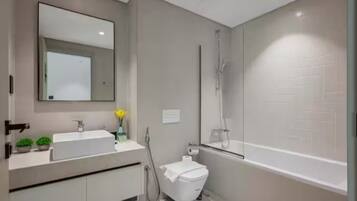 Condo, vista para a praia | Banheiro | Banheira, produtos de toalete grátis, secador de cabelo, chinelos