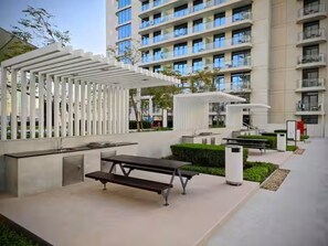 Outdoor dining - 5 Star Palm View Private Beach 1BR (Dubai)