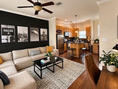 Elegant 2BR Townhome Walking of Lower Greenville