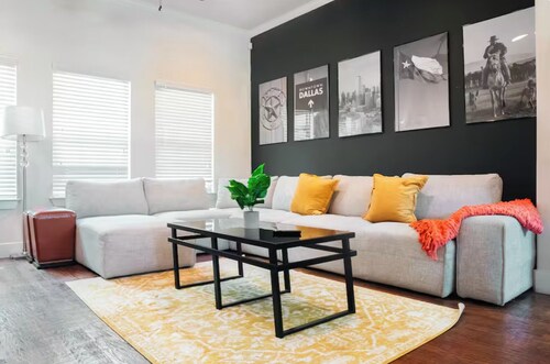 Elegant 2BR Townhome Walking of Lower Greenville