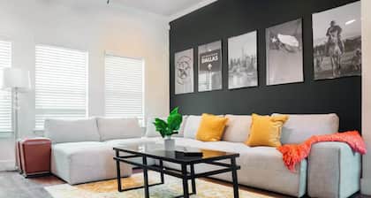 Elegant 2BR Townhome Walking of Lower Greenville