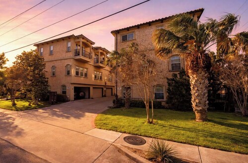 Elegant 2BR Townhome Walking of Lower Greenville