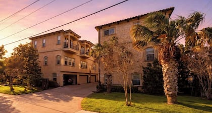Elegant 2BR Townhome Walking of Lower Greenville