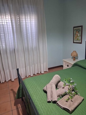 2 chambres, fer et planche Ă repasser, lit parapluie, draps fournis