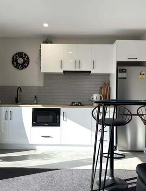 Fridge, microwave, stovetop, electric kettle - Swansea Cabins Cabin 3 (Swansea)