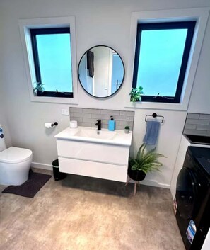 Shower, hair dryer, towels, soap - Swansea Cabins Cabin 3 (Swansea)