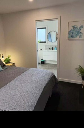 1 bedroom, iron/ironing board, free WiFi, bed sheets - Swansea Cabins Cabin 3 (Swansea)