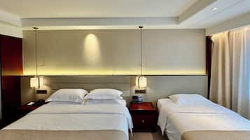 Habitación triple Confort | Caja fuerte, cortinas opacas, wifi gratis