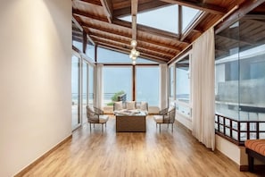 Villa de lujo, balcón, vistas a la montaña | Interior