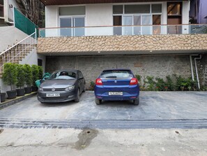 Property grounds - ELIVAAS Antarmann Casa Zenith 6 BHK (Bhimtal)