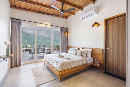 ELIVAAS Antarmann Casa Zenith 6 BHK