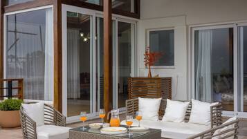 Luksusvilla, balkong, fjellutsikt | Terrasse/patio