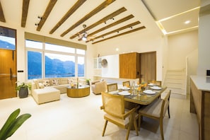 Villa Luxe, balcon, vue montagne | Restauration