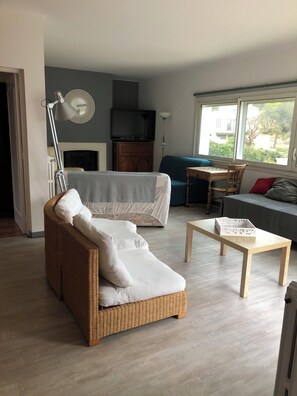 Living area - Vrbo Property (Carqueiranne)