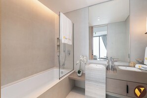 Luxury Apartment, Balcony, City View | Bathroom - Address Beach Residence near JBR Ain  (Dubai)