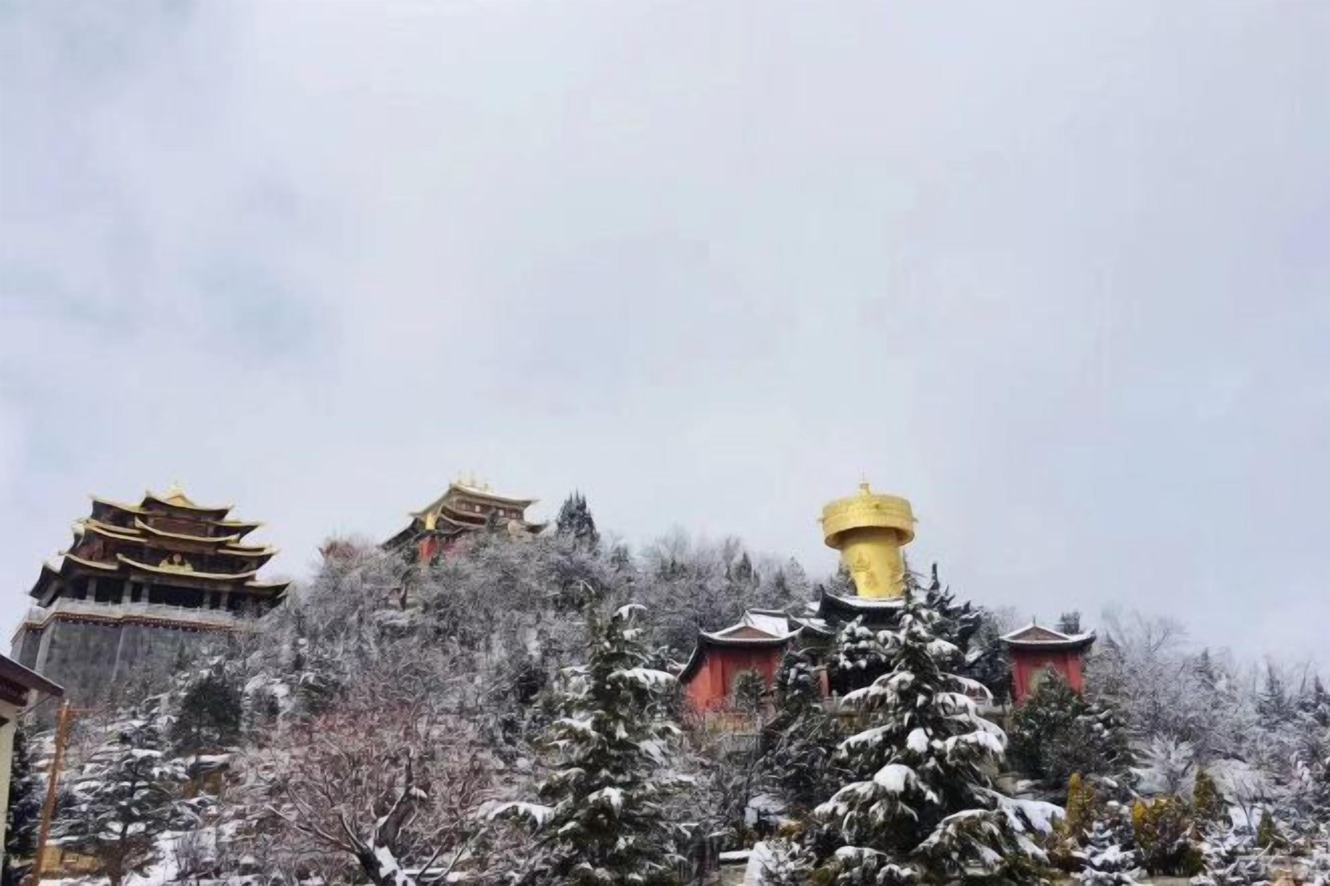 Un bâtiment traditionnel à plusieurs niveaux, avec une structure jaune bien visible au premier plan.