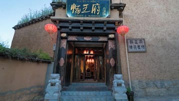 Ein traditioneller chinesischer Gebäudeeingang mit einem Schild, auf dem 'Chang's Mansion' steht.