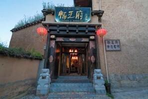 Ein traditioneller chinesischer Gebäudeeingang mit einem Schild, auf dem 'Chang's Mansion' steht.