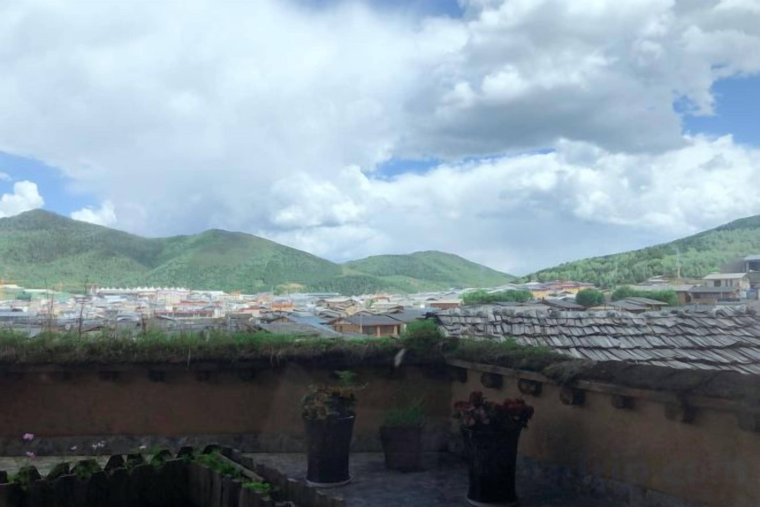 Vista de un pueblo con edificios y montañas al fondo.