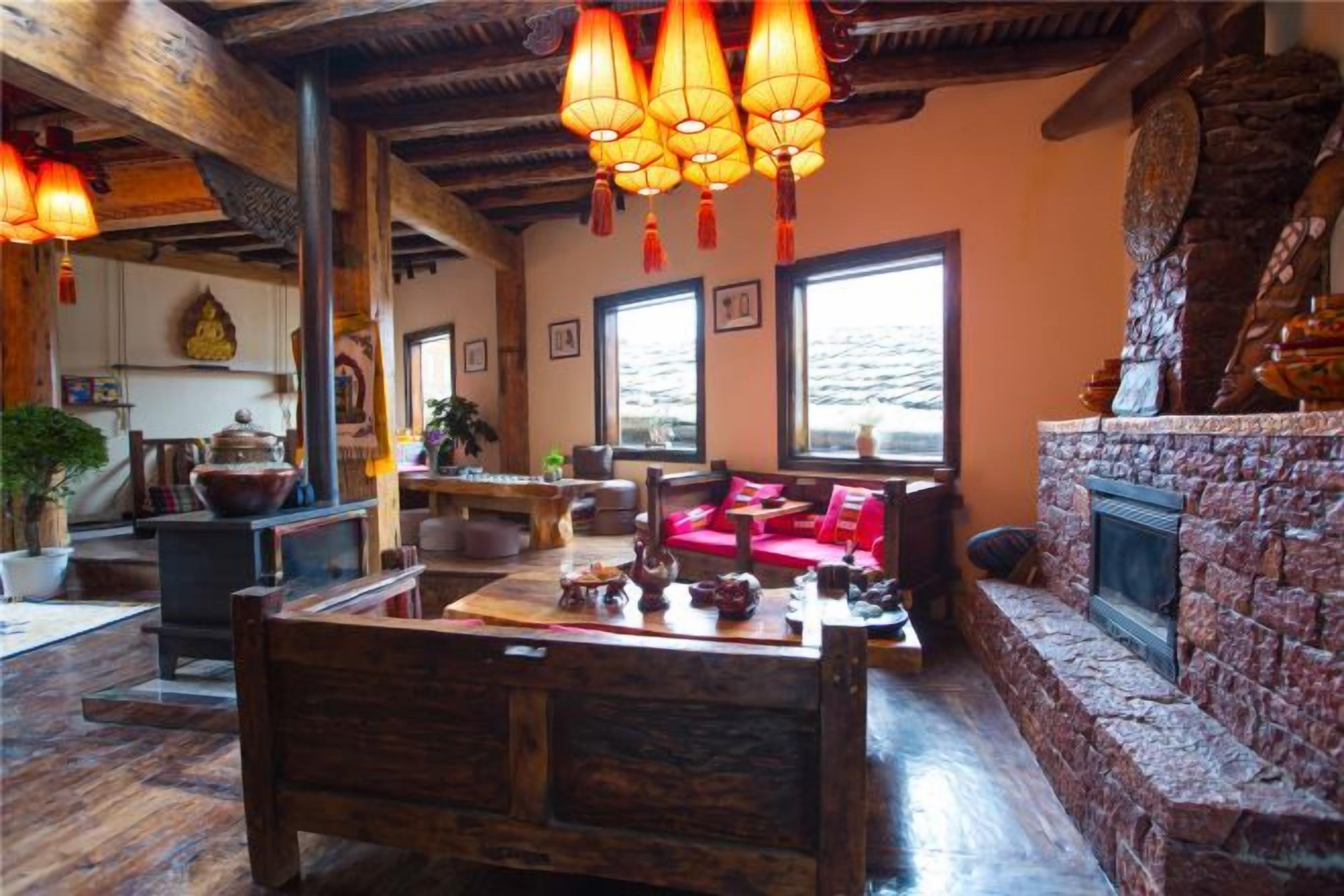 Un interior acogedor con una mesa de comedor de madera, una chimenea y vistas al exterior.