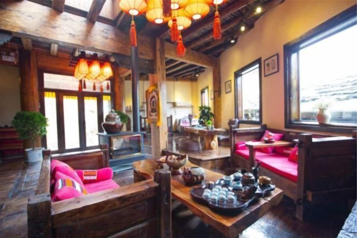 Un décor intérieur traditionnel en bois, avec des sièges, des tables et des lanternes suspendues.