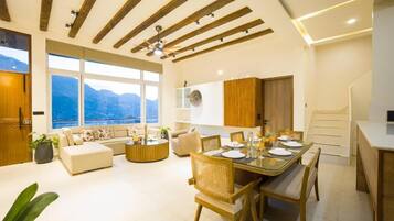 Luxury Villa, Mountain View | Dining