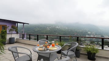 Luxury Villa, Mountain View | Outdoor dining