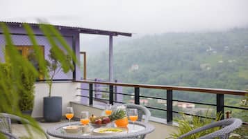 Luxury Villa, Mountain View | Outdoor dining