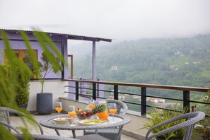 Outdoor dining - ELIVAAS Antarmann Casa Nova 4 BHK Villa (Bhimtal)