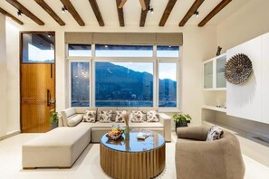 Living area - ELIVAAS Antarmann Casa Nova 4 BHK Villa (Bhimtal)