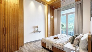 Une chambre à coucher avec une armoire en bois, un lit avec une literie à motifs, une table de chevet et une fenêtre avec des rideaux.