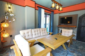 Villa, 3 habitaciones, vista al jardín | Área de sala de estar