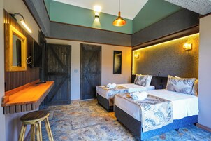 Una habitación con dos camas, una barra de madera, un taburete y una puerta.