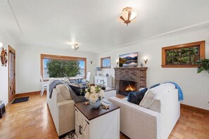 TV, fireplace