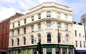 Exterior - Twin Ensuite Bedroom at Rathbone place (London)