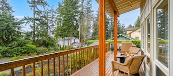 The Tide Runner Cottage | Short Walk to Beach + Tandem Kayak