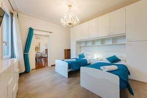 Schreibtisch, schallisolierte Zimmer, Bettwäsche