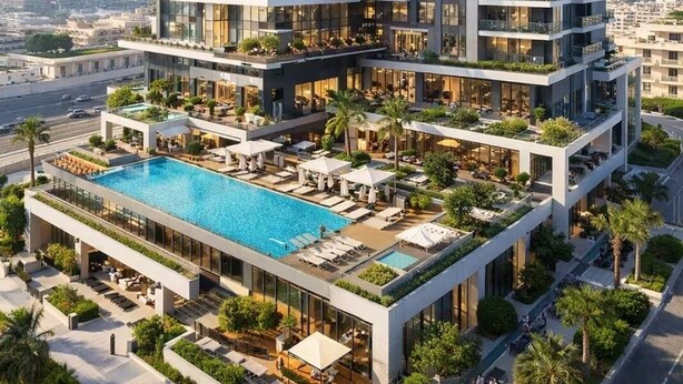 Un hôtel de grande hauteur doté de nombreux balcons, d’une piscine sur le toit et offrant une vue sur le panorama urbain.