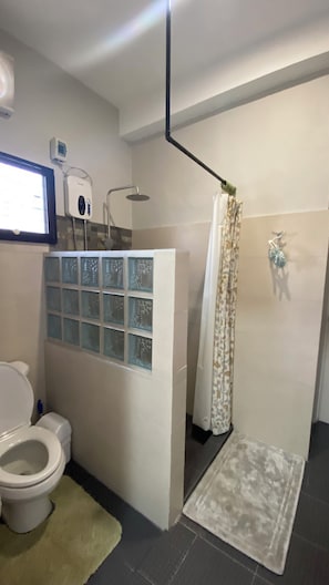Toallas, jabón, papel de baño