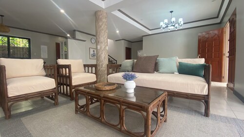 Spacious vacation Home in a prime location in Valencia, Negros Oriental