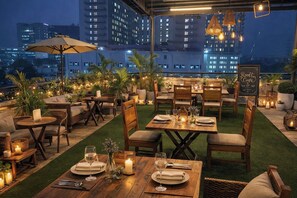 Outdoor dining - Hotel Dream Connect - Sector 38  (Gurugram)