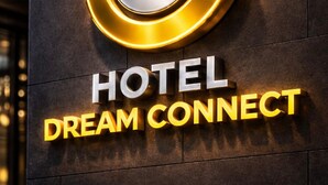 Un letrero de hotel con un logotipo estilizado de la letra 'C' y las palabras 'HOTEL DREAM CONNECT' en letras iluminadas y negritas.