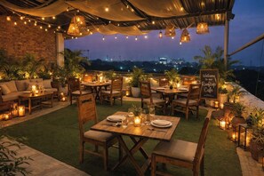 Outdoor dining - Hotel Dream Connect - Sector 38  (Gurugram)